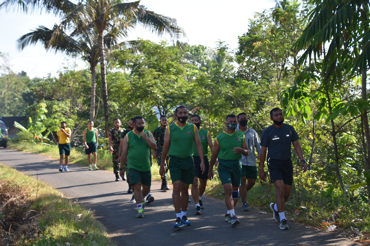 Prajurit  Korem 073/Makutarama Laksanakan Lari Aerobik Penyegaran  